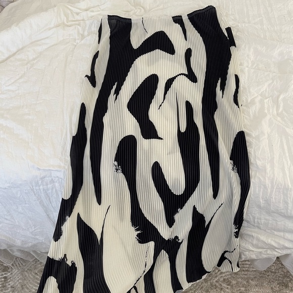 Graphic Print Skirt - Picture 4 of 4